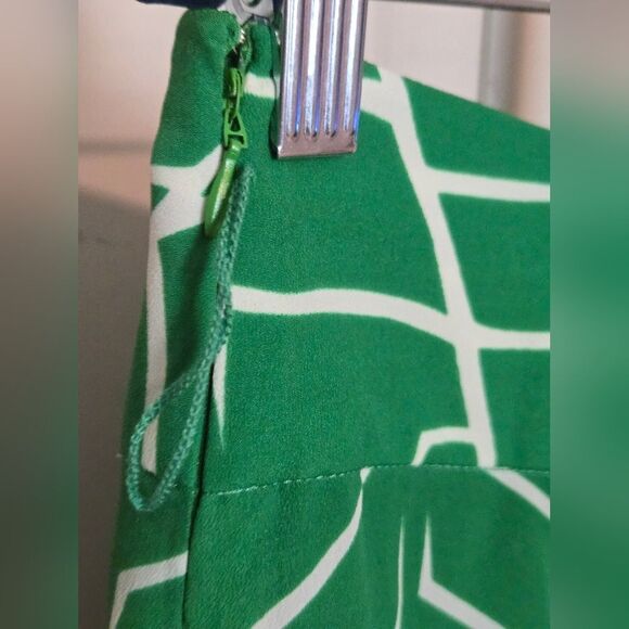 Susana Monaco Leaf Print Shorts w Tie Belt Sz Medium Green & White NWOT - Picture 6 of 9